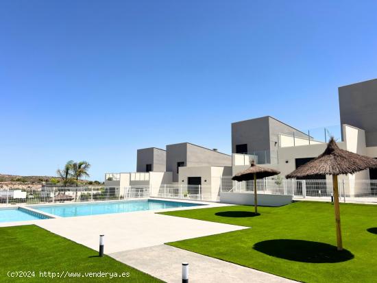 Paraíso del golf y el surf en un lugar de ensueño con casas adosadas esquineras de planta baja y a