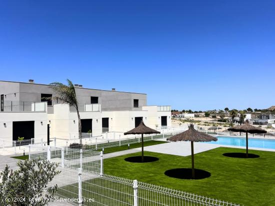 Paraíso del golf y el surf en un lugar de ensueño con casas adosadas esquineras de planta baja y a