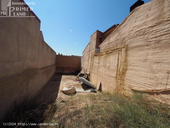 Solar con excavación hecha en barrio Europa junto a c/Bruselas de 134 m2 y 6.5 m de fachada. - CIUD