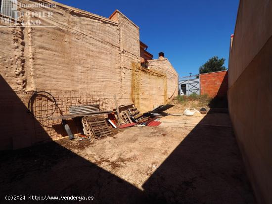 Solar con excavación hecha en barrio Europa junto a c/Bruselas de 134 m2 y 6.5 m de fachada. - CIUD