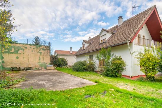 CASA EN TERRENO DE 1750metros con piscina y frontos a 10km de Pamplona - NAVARRA