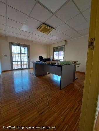 SE VENDE O ALQUILA LOCAL DE OFICINAS Y DESPACHOS EN BENIAJAN - MURCIA