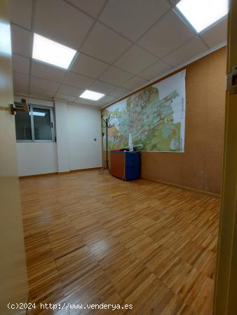 SE VENDE O ALQUILA LOCAL DE OFICINAS Y DESPACHOS EN BENIAJAN - MURCIA