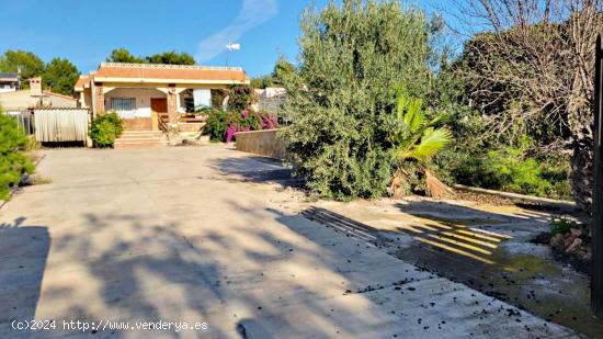 CHALET CON PISCINA EN ZONA OLOCAU - VALENCIA