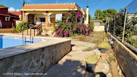 CHALET CON PISCINA EN ZONA OLOCAU - VALENCIA