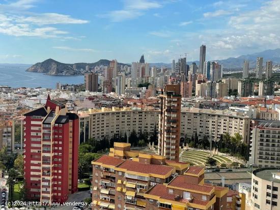 Amplio Ático con tres terrazas y vistas panorámicas por toda la bahía de Benidorm. - ALICANTE