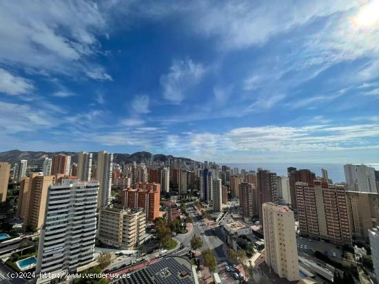 Amplio Ático con tres terrazas y vistas panorámicas por toda la bahía de Benidorm. - ALICANTE