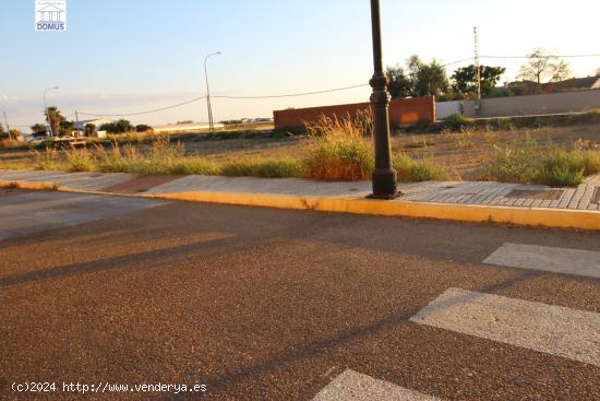 Estupendo solar de esquina - BADAJOZ