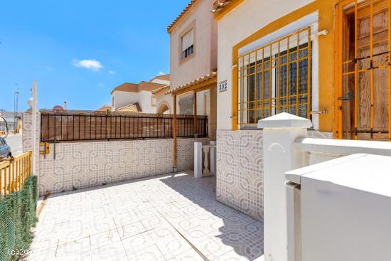 CASA CON SOLÁRIUM, SÓTANO Y PISCINA COMUNITAR - ALICANTE