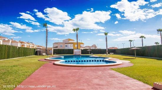 CASA CON SOLÁRIUM, SÓTANO Y PISCINA COMUNITAR - ALICANTE