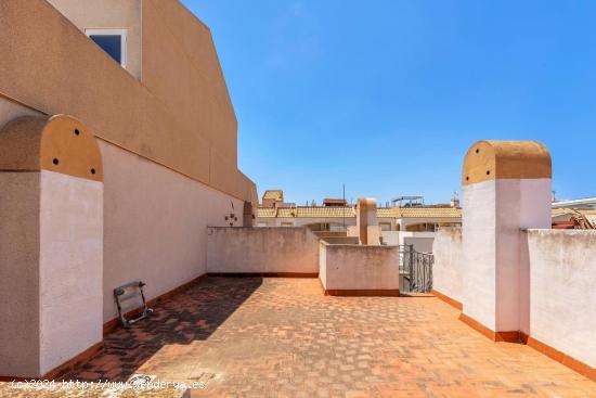 CASA CON SOLÁRIUM, SÓTANO Y PISCINA COMUNITAR - ALICANTE