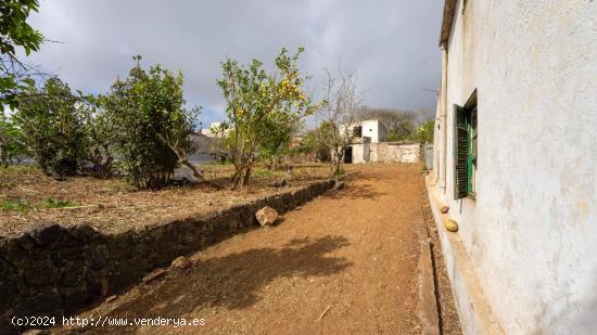 ¡Vive el sueño en La Esperanza! Gran Potencial Casa rústica con terreno urbano. - SANTA CRUZ DE T