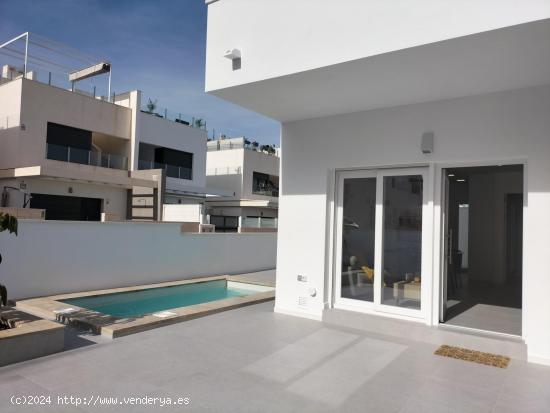 OBRA NUEVA - ADOSADO DE 3 DORMITORIOS, 2 BAÑOS, PISCINA Y SOLARIUM - ALICANTE