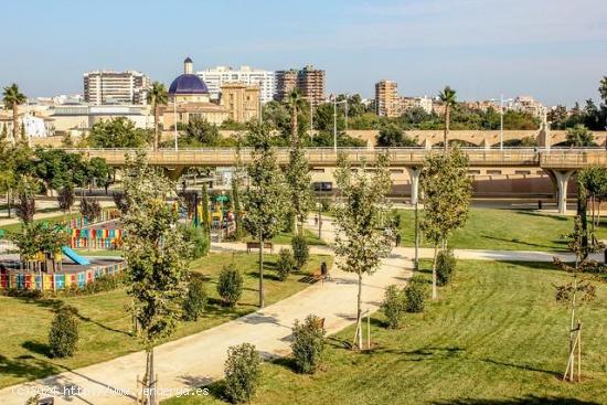 FABULOSO PISO CON VISTAS HACIA A LOS JARDINES DE TURIA - VALENCIA