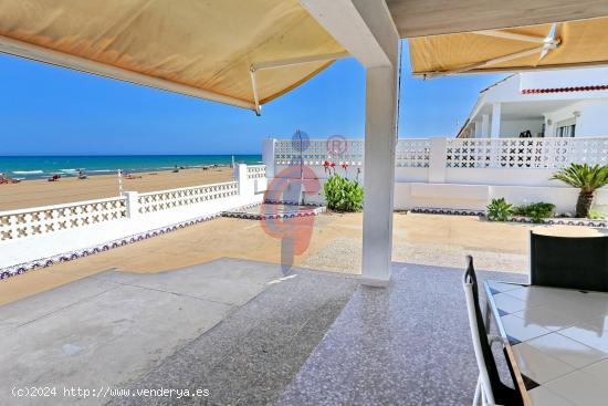 ¡Oportunidad de chalet en primera linea de playa en Guardamar del Segura! - ALICANTE