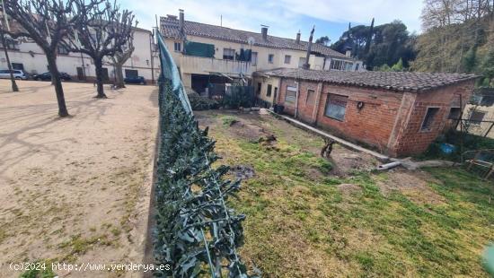 GUALBA (CENTRO): SOLAR PARA EDIFICAR CON AMPLIA FACHADA A PLAÇA JOAN REGUÉ - BARCELONA