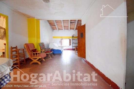 ¡CERCA DEL AYUNTAMIENTO! GRAN CASA DE TRES PLANTAS CON PATIO, TERRAZA Y TRASTERO - VALENCIA