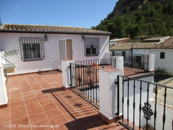  CASA SEMINUEVA CON PATIO Y TERRAZA - VALENCIA 