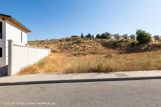  SE VENDE UN SOLAR EN URB.CAÑADAS DEL PARQUE, DILAR - GRANADA 