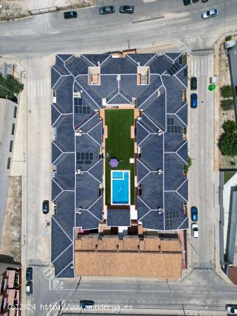 AMPLIO ADOSADO CON GARAJE PRIVADO Y PISCINA COMUNITARIA EN REDOVÁN. - ALICANTE