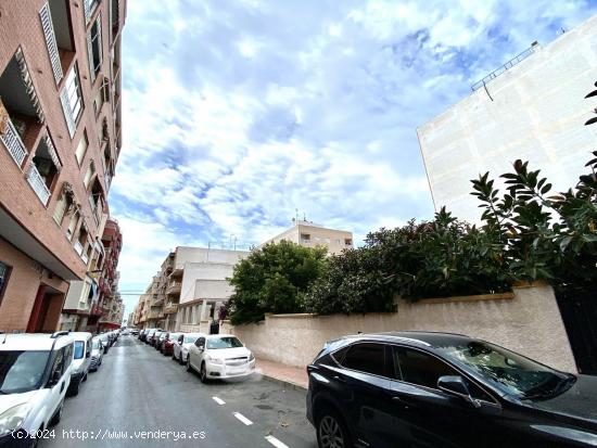 CHALET FRENTE JUZGADOS Y MERCADONA DEL CENTRO DE TORREVIEJA - ALICANTE