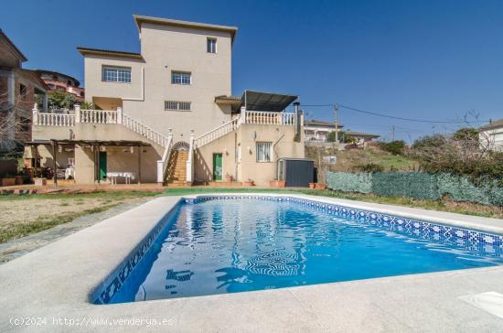  CASA FAMILIAR CON PISCINA EN VENTA.CANYELLES PUEBLO. - BARCELONA 