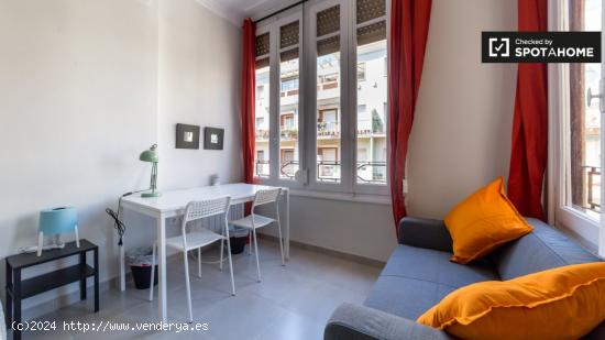 Se alquila habitación ordenada en un apartamento de 5 dormitorios en L'Eixample - VALENCIA