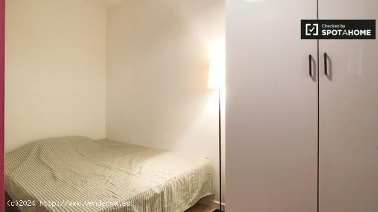 Habitación amueblada en apartamento de 7 dormitorios en Puerta del Ángel - MADRID