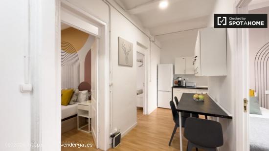 Se alquila habitación en piso de 4 dormitorios en Barcelona - BARCELONA