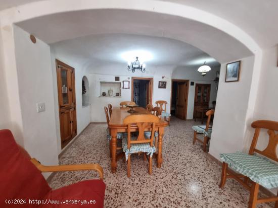 SE VENDE ESPECTACULAR CASA - CUEVA TOTALMENTE EQUIDAPA EN PINOSO (ALICANTE) - ALICANTE