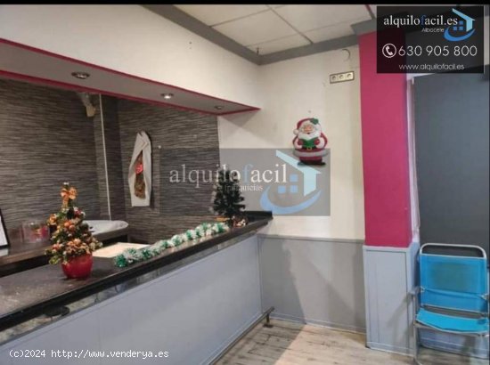 SE ALQUILA BAR EN ZONA FERIA- PILAR DE 75 METROS POR 500€