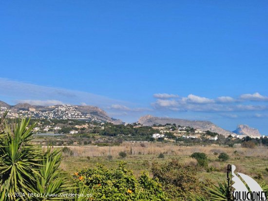 Casa adosada con amplio jardín privado en Altea.