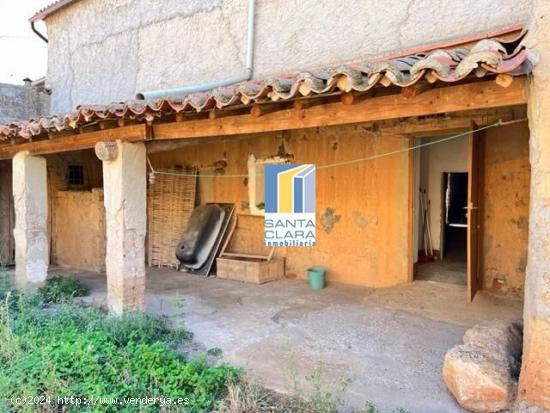 CASA EN VENTA DE 3 DORMITORIOS, PATIO Y COCHERA EN MANGANESES DE LA LAMPREANA, ZAMORA. - ZAMORA