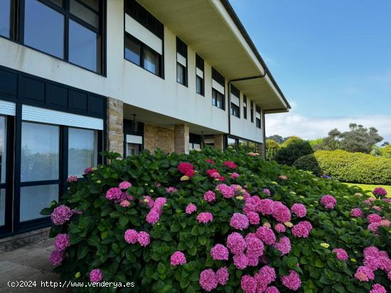 CASA CON AMPLIO TERRENO, PISCINA Y VISTAS AL MAR - CANTABRIA