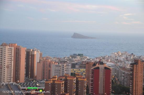 SE VENDE ATICO DE DOS DORMITORIOS EN BENIDORM CON VISTAS INCREIBLES AL MAR - ALICANTE