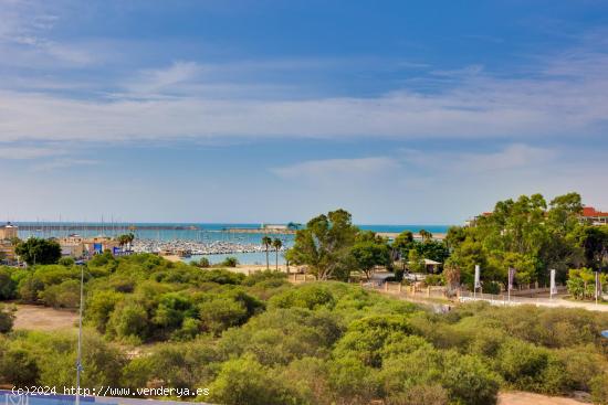 Ático en el mismo centro de Torrevieja con impresionante vitas al mar y amplia terraza en esquina. 