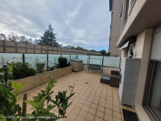 BAJO CON TERRAZA DE UNA HABITACIÓN CON GARAJE CERRADO EN CENTRO DE ASTILLERO - CANTABRIA