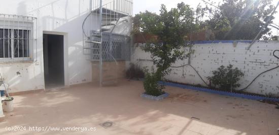 CASA INDEPENDIENTE CON AMPPLIO PATIO  Y MUCHA LUZ JUNTO A AVD DE LA MARINA - CADIZ