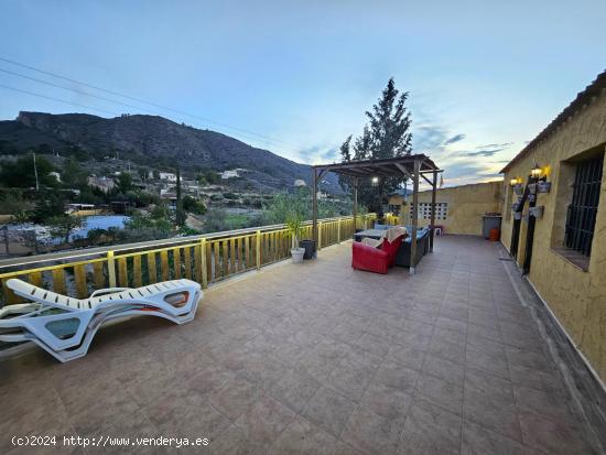 Casa con tres dormitorios y garaje con encanto en Aguaderas - MURCIA