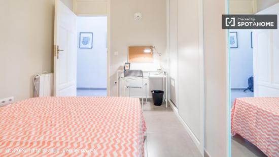 Encuentra una habitación con escritorio en el apartamento de 5 dormitorios, Eixample - VALENCIA