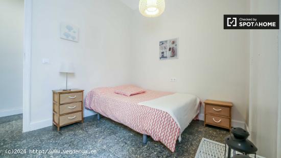 Habitación decorada con escritorio en el apartamento de 5 dormitorios, Eixample. - VALENCIA