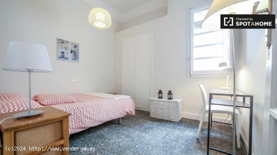 Habitación decorada con escritorio en el apartamento de 5 dormitorios, Eixample. - VALENCIA