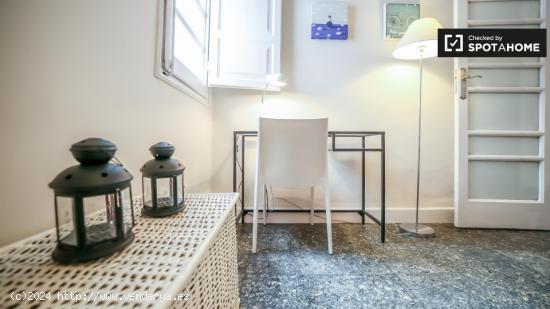 Habitación decorada con escritorio en el apartamento de 5 dormitorios, Eixample. - VALENCIA