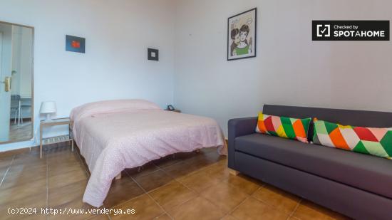 Habitación acogedora con escritorio en un apartamento de 4 dormitorios, Extramurs - VALENCIA