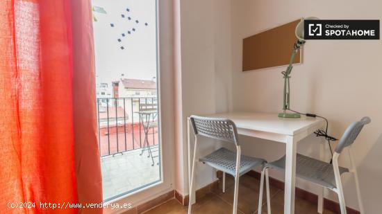 Habitación acogedora con escritorio en un apartamento de 4 dormitorios, Extramurs - VALENCIA