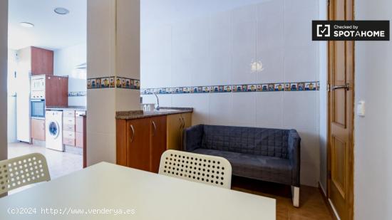 Cómoda habitación con cómoda en el apartamento de 6 dormitorios, Extramurs - VALENCIA