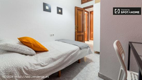 Habitación con cama individual en alquiler en apartamento de 5 dormitorios en La Saïdia - VALENCIA