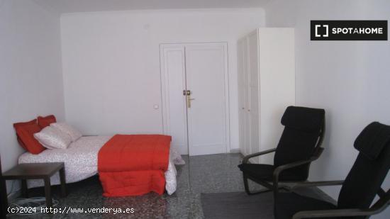 Se alquila habitación en el apartamento de 6 dormitorios en Les Corts. - BARCELONA