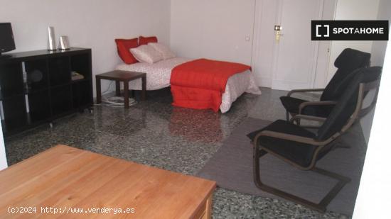 Se alquila habitación en el apartamento de 6 dormitorios en Les Corts. - BARCELONA