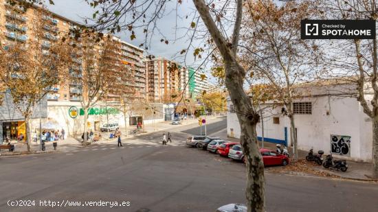 Se alquila preciosa habitación en un apartamento de 5 dormitorios perfecto para estudiantes en Pobl